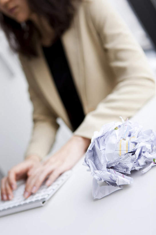 东方人,手,一个人,商务人士,商务女性,摸,竖图,俯视,室内,特写,白天,衬衫,电脑,笔记本电脑,桌子,亚洲,仅一个年轻女性,仅一个女性,仅一个人,抚摸,敲打,阴影,套装,朦胧,模糊,褶皱,光线,网络,影子,纸,办公桌,墙,黄种人,输入,通讯设备,墙壁,墙面,灰色,阳光,打字,手部,纸团,点击,敲击,无线,通信设备,商务装,无线网络,无线上网,便携式电脑,工薪阶层,按键,手提电脑,年轻女性,女人,女性,亚洲人,白领,上班族,触摸,接触,半身,彩图,高角度拍摄,衬衣