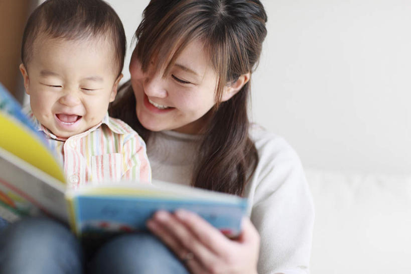 东方人,婴儿,儿童,头发,两个人,家庭,母亲,儿子,坐,捧,笑,微笑,露齿笑,横图,俯视,室内,白天,纯洁,床,靠垫,卧室,书籍,亚洲,一本,握,阴影,服装,裤子,光线,影子,墙,床单,靠枕,拿,拿着,依偎,注视,牛仔裤,休闲装,黄种人,被子,墙壁,墙面,小孩,衣服,蓝色,白色,黑色,阳光,垫子,枕头,观察,看,靠,靠着,倚靠,张嘴,休闲,温暖,温馨,母子,一家人,休闲服,可爱,母爱,童年,童趣,握着,服饰,单人床,观看,和睦,察看,被单,倚着,关注,宝宝,张大嘴巴,童真,烂漫,无邪,依附,依赖,投靠,天真,男孩,年轻女性,女人,女性,亚洲人,孩子,年轻人,长发,书,图书,张开嘴,端,端着,捧着,手捧,坐着,半身,彩图,高角度拍摄,睡房,卧房,融洽,男生