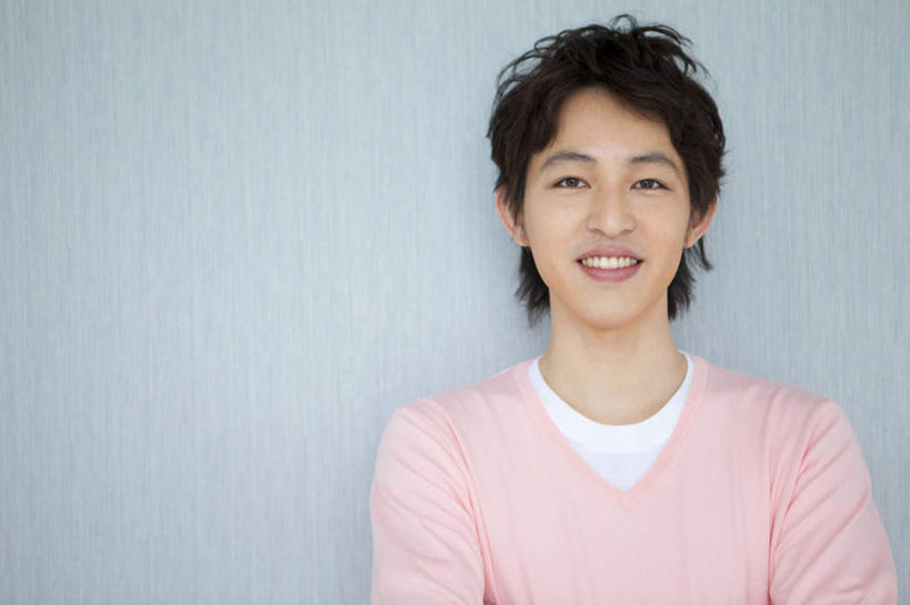 东方人,脸,头,脸颊,头发,一个人,站,笑,双手交叉,微笑,露齿笑,横图,室内,白天,正面,亚洲,仅一个年轻女性,仅一个女性,仅一个人,阴影,灰色背景,服装,反射,影子,墙,注视,休闲装,黄种人,墙壁,墙面,衣服,粉色,黑色,观察,看,靠,靠着,倚靠,站着,休闲,休闲服,摄影,服饰,影棚,观看,察看,双手抱胸,倚着,关注,年轻女性,女人,女性,亚洲人,头部,脸部,脸蛋,面部,站立,半身,彩图,影棚拍摄,拍摄