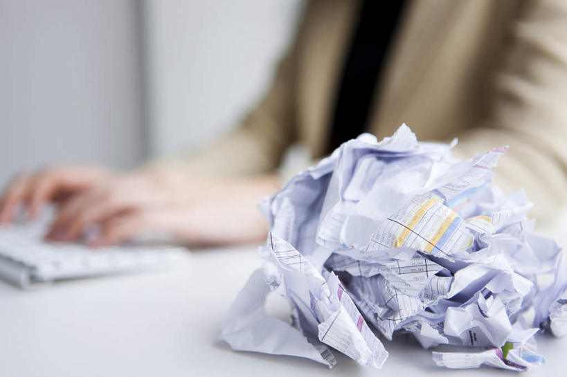 东方人,手,一个人,商务人士,商务女性,摸,横图,俯视,室内,特写,白天,衬衫,电脑,笔记本电脑,桌子,亚洲,仅一个年轻女性,仅一个女性,仅一个人,抚摸,敲打,阴影,套装,朦胧,模糊,褶皱,光线,网络,影子,纸,办公桌,墙,黄种人,输入,通讯设备,墙壁,墙面,灰色,阳光,打字,手部,纸团,点击,敲击,无线,通信设备,商务装,无线网络,无线上网,便携式电脑,工薪阶层,按键,手提电脑,年轻女性,女人,女性,亚洲人,白领,上班族,触摸,接触,半身,彩图,高角度拍摄,衬衣