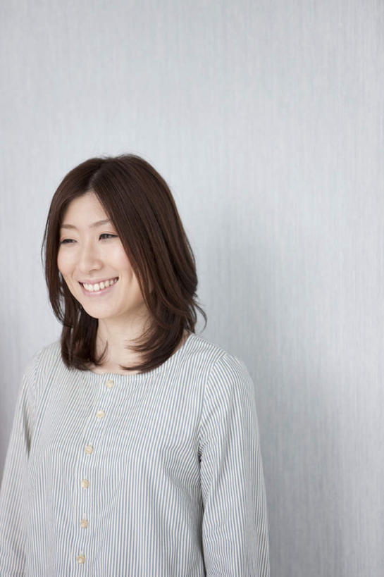 东方人,头发,一个人,站,笑,微笑,露齿笑,竖图,室内,白天,正面,亚洲,仅一个年轻女性,仅一个女性,仅一个人,阴影,灰色背景,服装,光线,影子,墙,注视,休闲装,黄种人,墙壁,墙面,衣服,黑色,灰色,阳光,观察,看,靠,靠着,倚靠,站着,休闲,休闲服,摄影,服饰,影棚,观看,察看,倚着,关注,年轻女性,女人,女性,亚洲人,长发,站立,半身,彩图,影棚拍摄,拍摄