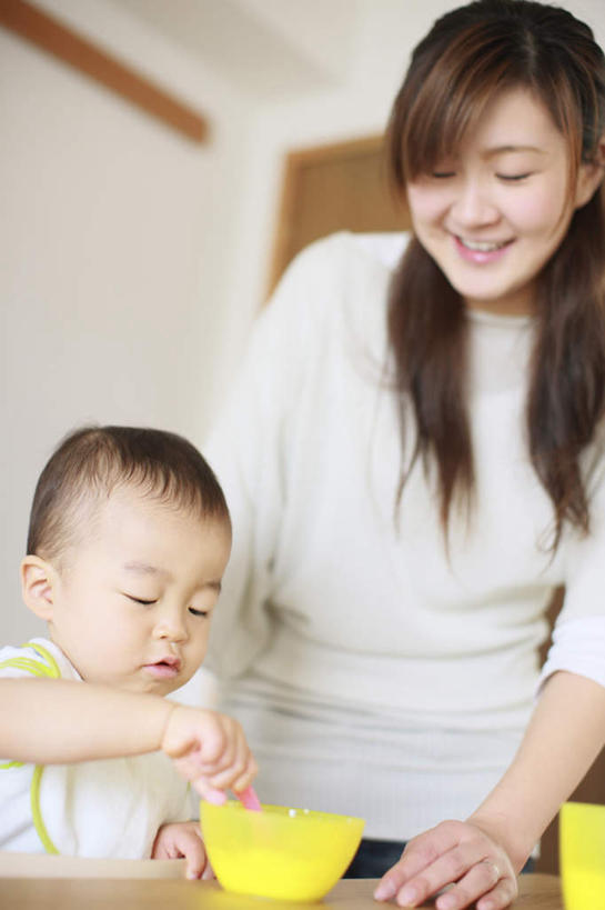 东方人,婴儿,儿童,头发,两个人,家庭,母亲,儿子,站,坐,笑,摸,吃,微笑,露齿笑,竖图,室内,白天,正面,纯洁,餐桌,桌子,餐具,亚洲,抚摸,弯腰,握,阴影,服装,朦胧,模糊,反射,影子,勺子,墙,拿,拿着,注视,休闲装,黄种人,墙壁,墙面,小孩,衣服,黑色,灰色,调羹,汤匙,碗,低头,观察,看,站着,休闲,温暖,温馨,母子,一家人,休闲服,可爱,母爱,童年,童趣,握着,服饰,餐台,观看,和睦,察看,关注,宝宝,童真,烂漫,无邪,弯身,天真,男孩,年轻女性,女人,女性,亚洲人,孩子,年轻人,长发,进餐用具,烹调用具,触摸,接触,嚼,食,站立,坐着,半身,彩图,融洽,男生