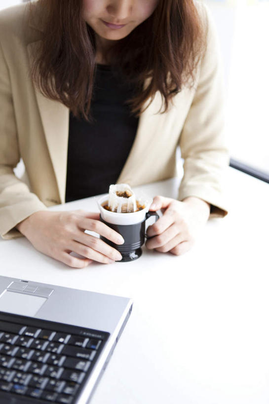 东方人,头发,一个人,商务人士,商务女性,坐,捧,竖图,俯视,室内,白天,衬衫,电脑,笔记本电脑,桌子,杯子,亚洲,仅一个年轻女性,仅一个女性,仅一个人,握,阴影,套装,光线,网络,瓷器,影子,办公桌,咖啡杯,陶瓷制品,拿,拿着,黄种人,通讯设备,黑色,阳光,低头,靠,靠着,倚靠,握着,无线,倚着,瓷杯,通信设备,商务装,无线网络,无线上网,便携式电脑,工薪阶层,手提电脑,年轻女性,女人,女性,亚洲人,长发,白领,上班族,端,端着,捧着,手捧,坐着,半身,彩图,高角度拍摄,衬衣