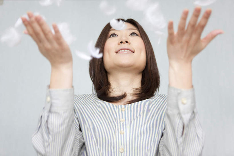 东方人,头发,一个人,站,举,笑,摸,微笑,露齿笑,横图,室内,白天,仰视,羽毛,亚洲,仅一个年轻女性,仅一个女性,仅一个人,许多,抚摸,阴影,灰色背景,服装,漂浮,轻盈,柔软,反射,影子,墙,注视,休闲装,黄种人,墙壁,墙面,衣服,白色,黑色,灰色,观察,看,托,站着,休闲,休闲服,摄影,服饰,影棚,观看,察看,关注,掉落,轻柔,年轻女性,女人,女性,亚洲人,长发,触摸,接触,举起,举手,举着,抬头,向上举,向上伸,向上托,仰头,站立,半身,彩图,低角度拍摄,影棚拍摄,拍摄