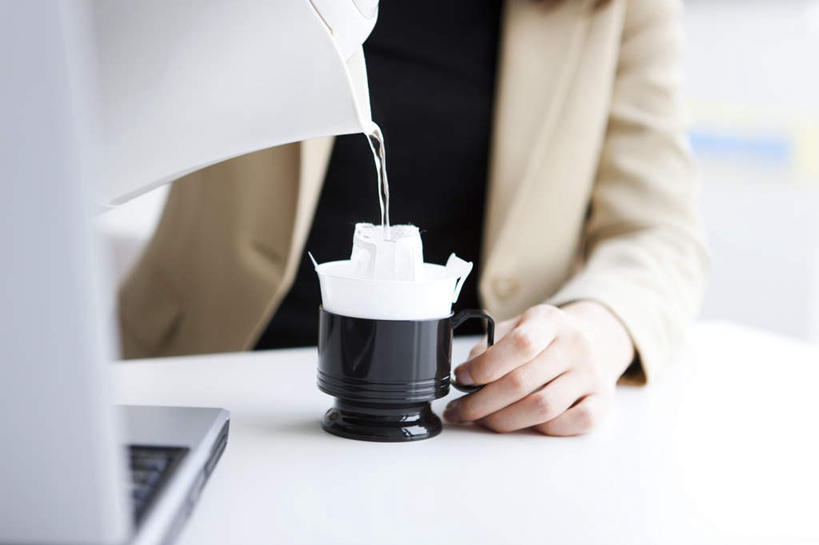 东方人,一个人,商务人士,商务女性,坐,举,横图,室内,白天,正面,衬衫,电脑,笔记本电脑,水,桌子,杯子,亚洲,仅一个年轻女性,仅一个女性,仅一个人,倒,握,阴影,套装,朦胧,模糊,光线,网络,壶,液体,影子,办公桌,水滴,拿,拿着,黄种人,通讯设备,水壶,白色,灰色,阳光,茶壶,水杯,托,握着,流动,无线,通信设备,商务装,无线网络,无线上网,便携式电脑,工薪阶层,手提电脑,年轻女性,女人,女性,亚洲人,白领,上班族,茶杯,举起,举手,举着,向上举,向上伸,向上托,坐着,半身,彩图,衬衣