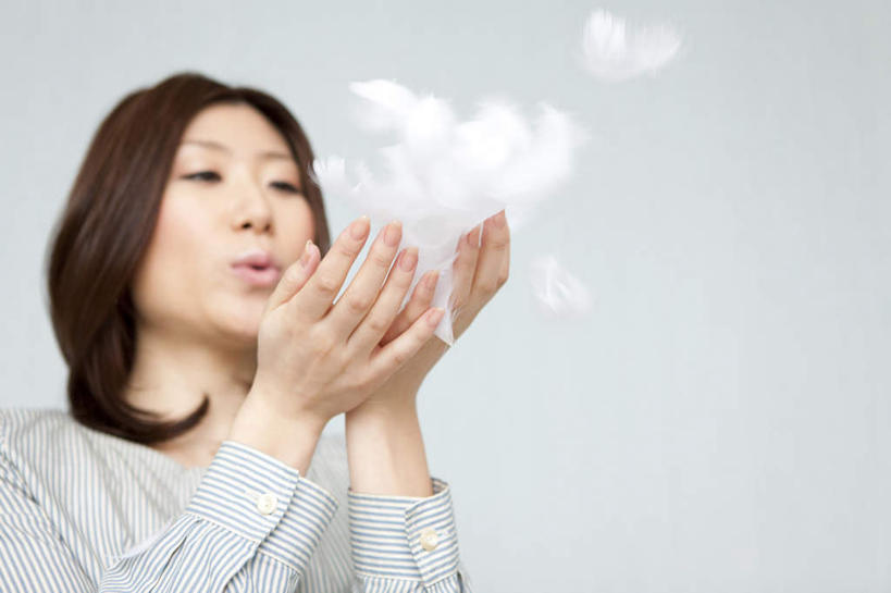 东方人,头发,一个人,站,举,捧,笑,摸,微笑,露齿笑,横图,室内,白天,白色背景,仰视,羽毛,亚洲,仅一个年轻女性,仅一个女性,仅一个人,许多,抚摸,服装,漂浮,轻盈,柔软,墙,注视,休闲装,黄种人,墙壁,墙面,衣服,白色,黑色,灰色,吹,观察,看,托,站着,休闲,休闲服,摄影,服饰,影棚,观看,察看,关注,轻柔,年轻女性,女人,女性,亚洲人,长发,触摸,端,端着,接触,举起,举手,举着,捧着,手捧,向上举,向上伸,向上托,站立,半身,彩图,低角度拍摄,影棚拍摄,拍摄