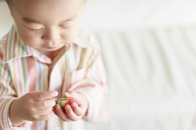 东方人,婴儿,儿童,脸,头,脸颊,一个人,坐,捧,笑,摸,微笑,露齿笑,横图,俯视,室内,白天,纯洁,沙发,草莓,浆果,水果,亚洲,仅一个男性,仅一个人,抚摸,握,条纹,服装,新鲜,墙,生食,食品,果实,拿,拿着,注视,休闲装,黄种人,墙壁,墙面,食物,一个,小孩,衣服,红色,灰色,低头,观察,看,仅一个小孩,休闲,休闲服,可爱,童年,童趣,握着,服饰,有机食品,绿色食品,单个,观看,察看,关注,宝宝,布艺沙发,童真,烂漫,无邪,天真,男孩,男人,男性,亚洲人,孩子,头部,脸部,脸蛋,面部,洋莓,水果皇后,红莓,地莓,触摸,端,端着,接触,捧着,手捧,坐着,半身,彩图,高角度拍摄,男生