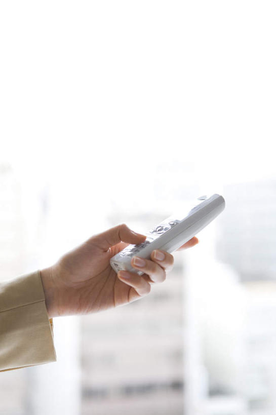 东方人,手,一个人,商务人士,商务女性,摸,打电话,竖图,室内,白天,侧面,窗户,电话,手机,亚洲,仅一个年轻女性,仅一个女性,仅一个人,抚摸,敲打,握,阴影,套装,光线,影子,拿,拿着,黄种人,输入,通讯设备,玻璃窗,阳光,打字,手部,握着,点击,敲击,商务装,工薪阶层,一部,交流,按键,年轻女性,女人,女性,亚洲人,白领,上班族,触摸,沟通,接触,通话,半身,彩图