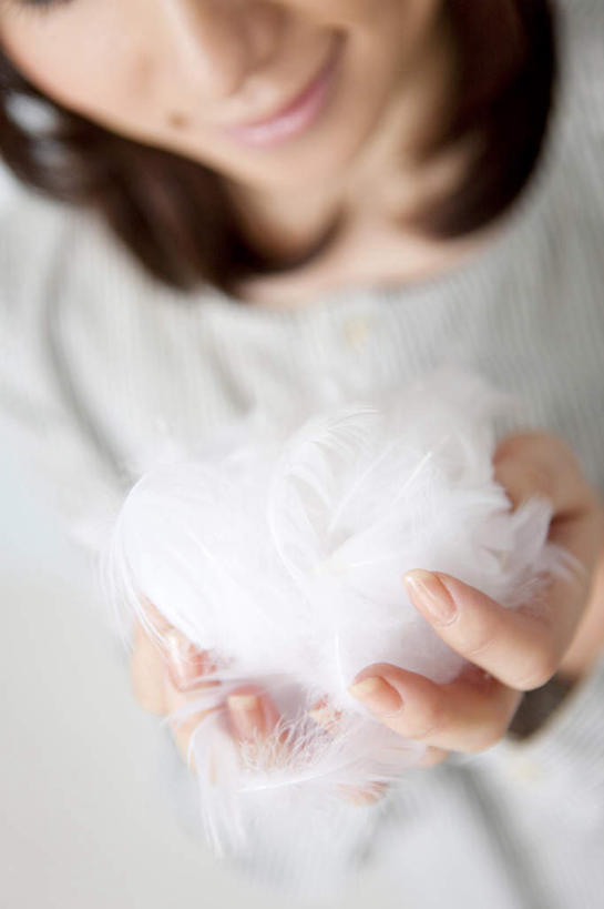 东方人,头发,一个人,站,捧,笑,摸,微笑,露齿笑,竖图,俯视,室内,特写,白天,羽毛,亚洲,仅一个年轻女性,仅一个女性,仅一个人,一堆,许多,抚摸,握,阴影,堆叠,堆积,服装,朦胧,模糊,轻盈,柔软,光线,影子,拿,拿着,休闲装,黄种人,衣服,白色,黑色,灰色,阳光,站着,休闲,休闲服,握着,服饰,堆,轻柔,年轻女性,女人,女性,亚洲人,长发,触摸,端,端着,接触,捧着,手捧,抬头,仰头,站立,半身,彩图,高角度拍摄