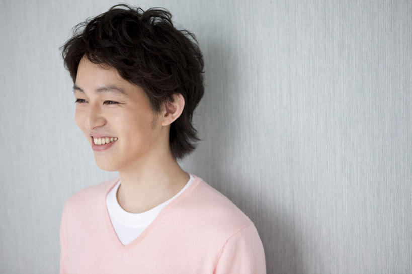 东方人,脸,头,脸颊,头发,一个人,站,笑,微笑,露齿笑,横图,俯视,室内,特写,白天,白色背景,亚洲,仅一个男性,仅一个人,服装,墙,注视,休闲装,黄种人,墙壁,墙面,仅一个年轻男性,衣服,粉色,黑色,观察,看,靠,靠着,倚靠,站着,休闲,休闲服,摄影,服饰,影棚,观看,察看,倚着,关注,男人,男性,年轻男性,亚洲人,头部,脸部,脸蛋,面部,站立,半身,彩图,高角度拍摄,影棚拍摄,拍摄