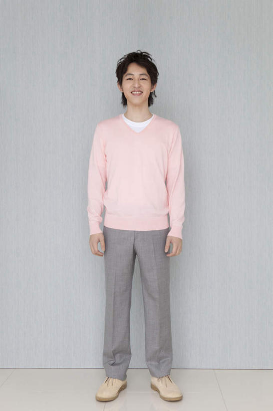 东方人,脸,头,脸颊,头发,一个人,站,笑,微笑,露齿笑,竖图,室内,白天,正面,亚洲,仅一个男性,仅一个人,阴影,灰色背景,服装,反射,瓷砖,地砖,影子,墙,地面,注视,休闲装,黄种人,墙壁,墙面,仅一个年轻男性,衣服,粉色,黑色,观察,看,靠,靠着,倚靠,站着,休闲,休闲服,摄影,服饰,影棚,观看,察看,倚着,关注,男人,男性,年轻男性,亚洲人,头部,脸部,脸蛋,面部,站立,彩图,全身,影棚拍摄,拍摄