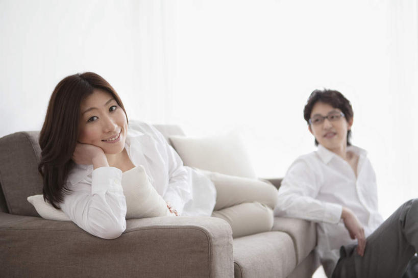 东方人,头发,两个人,家庭,夫妻,客厅,坐,躺,笑,微笑,露齿笑,横图,室内,白天,正面,衬衫,爱情,窗户,窗帘,靠垫,落地窗,沙发,亚洲,撑,阴影,光线,瓷砖,地砖,影子,墙,靠枕,地面,浪漫,扭头,托腮,注视,黄种人,玻璃窗,墙壁,墙面,白色,黑色,阳光,垫子,枕头,观察,看,靠,靠着,托,倚靠,转头,温暖,温馨,一家人,恩爱,恋人,观看,和睦,察看,起居室,撑着,倚着,关注,托下巴,布艺沙发,卧着,男人,男性,年轻男性,年轻女性,女人,女性,亚洲人,长发,夫妇,情侣,躺着,卧,坐着,半身,彩图,衬衣,伴侣,融洽