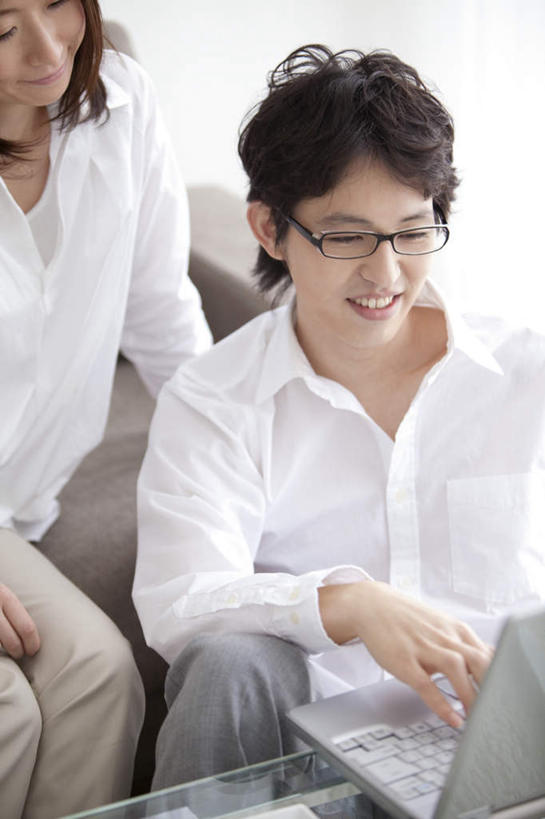 东方人,头发,两个人,家庭,夫妻,客厅,坐,笑,摸,微笑,露齿笑,竖图,俯视,室内,白天,衬衫,爱情,电脑,笔记本电脑,窗户,窗帘,靠垫,落地窗,沙发,亚洲,抚摸,敲打,阴影,光线,网络,影子,墙,靠枕,浪漫,注视,黄种人,输入,通讯设备,玻璃窗,墙壁,墙面,白色,黑色,阳光,垫子,枕头,打字,观察,看,靠,靠着,倚靠,温暖,温馨,一家人,恩爱,恋人,观看,点击,敲击,和睦,察看,无线,起居室,倚着,关注,通信设备,无线网络,布艺沙发,无线上网,便携式电脑,按键,手提电脑,男人,男性,年轻男性,年轻女性,女人,女性,亚洲人,夫妇,情侣,触摸,接触,坐着,半身,彩图,高角度拍摄,衬衣,伴侣,融洽