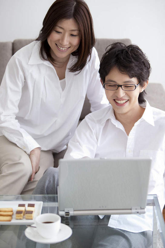 点心,东方人,头发,两个人,家庭,夫妻,客厅,坐,笑,摸,微笑,露齿笑,竖图,俯视,室内,白天,衬衫,爱情,电脑,笔记本电脑,窗户,窗帘,靠垫,落地窗,沙发,餐具,亚洲,抚摸,敲打,阴影,光线,网络,碟子,盘,影子,墙,食品,甜点,甜品,靠枕,浪漫,注视,黄种人,输入,通讯设备,玻璃窗,墙壁,墙面,食物,糕点,白色,黑色,阳光,盘子,垫子,碟,枕头,甜食,打字,观察,看,靠,靠着,倚靠,温暖,温馨,一家人,恩爱,恋人,观看,点击,敲击,和睦,察看,无线,起居室,倚着,关注,通信设备,无线网络,布艺沙发,无线上网,便携式电脑,按键,手提电脑,男人,男性,年轻男性,年轻女性,女人,女性,亚洲人,夫妇,情侣,触摸,接触,坐着,半身,彩图,高角度拍摄,衬衣,伴侣,融洽