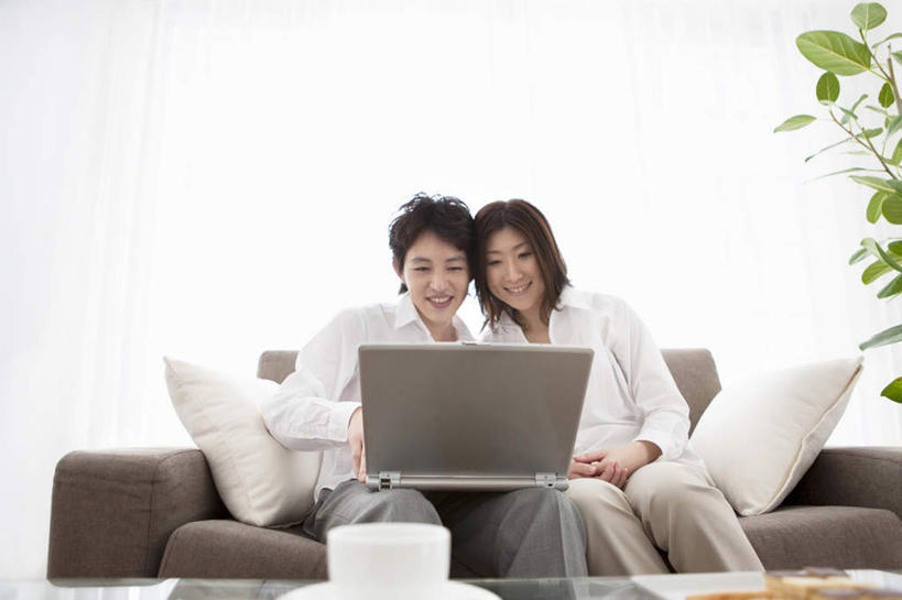 东方人,两个人,家庭,夫妻,客厅,坐,笑,摸,微笑,露齿笑,横图,室内,白天,正面,爱情,电脑,笔记本电脑,植物,窗户,窗帘,靠垫,落地窗,沙发,杯子,书籍,亚洲,抚摸,敲打,阴影,光线,网络,瓷器,盆栽,影子,墙,咖啡杯,靠枕,盆景,陶瓷制品,浪漫,依偎,注视,黄种人,输入,通讯设备,玻璃窗,墙壁,墙面,绿色,阳光,自然,垫子,枕头,打字,观察,看,靠,靠着,倚靠,温暖,温馨,一家人,恩爱,恋人,生长,成长,观看,点击,敲击,和睦,察看,无线,起居室,倚着,关注,瓷杯,通信设备,无线网络,布艺沙发,无线上网,便携式电脑,依附,依赖,投靠,按键,手提电脑,男人,男性,年轻男性,年轻女性,女人,女性,亚洲人,夫妇,情侣,书,图书,触摸,接触,坐着,半身,彩图,伴侣,融洽