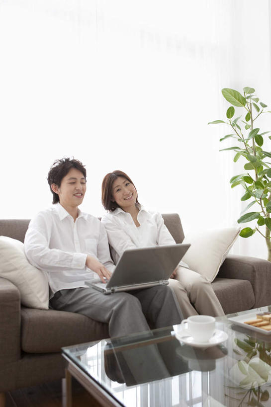 东方人,两个人,家庭,夫妻,客厅,坐,笑,摸,微笑,露齿笑,竖图,俯视,室内,白天,爱情,电脑,笔记本电脑,植物,窗户,窗帘,靠垫,落地窗,沙发,杯子,书籍,亚洲,抚摸,敲打,阴影,光线,网络,瓷器,盆栽,影子,墙,咖啡杯,靠枕,盆景,陶瓷制品,浪漫,依偎,注视,黄种人,输入,通讯设备,玻璃窗,墙壁,墙面,绿色,阳光,自然,垫子,枕头,打字,观察,看,靠,靠着,倚靠,温暖,温馨,一家人,恩爱,恋人,生长,成长,观看,点击,敲击,和睦,察看,无线,起居室,倚着,关注,瓷杯,通信设备,无线网络,布艺沙发,无线上网,便携式电脑,依附,依赖,投靠,按键,手提电脑,男人,男性,年轻男性,年轻女性,女人,女性,亚洲人,夫妇,情侣,书,图书,触摸,接触,坐着,半身,彩图,高角度拍摄,伴侣,融洽