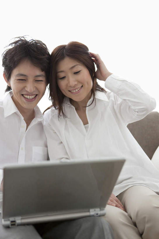 东方人,头发,两个人,家庭,夫妻,客厅,坐,笑,摸,微笑,露齿笑,竖图,室内,白天,正面,衬衫,爱情,电脑,笔记本电脑,窗户,窗帘,靠垫,落地窗,沙发,亚洲,抚摸,敲打,阴影,光线,网络,影子,墙,靠枕,浪漫,注视,黄种人,输入,通讯设备,玻璃窗,墙壁,墙面,白色,黑色,阳光,垫子,枕头,打字,观察,看,靠,靠着,倚靠,温暖,温馨,一家人,恩爱,恋人,观看,点击,敲击,和睦,察看,无线,起居室,倚着,关注,通信设备,无线网络,布艺沙发,无线上网,便携式电脑,按键,手提电脑,男人,男性,年轻男性,年轻女性,女人,女性,亚洲人,长发,夫妇,情侣,触摸,接触,坐着,半身,彩图,衬衣,伴侣,融洽