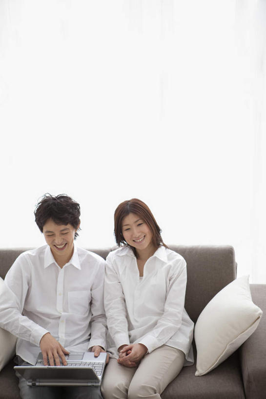东方人,头发,两个人,家庭,夫妻,客厅,坐,笑,摸,微笑,露齿笑,竖图,俯视,室内,白天,衬衫,爱情,电脑,笔记本电脑,窗户,窗帘,靠垫,落地窗,沙发,亚洲,抚摸,敲打,阴影,光线,网络,影子,墙,靠枕,浪漫,依偎,黄种人,输入,通讯设备,玻璃窗,墙壁,墙面,白色,黑色,阳光,垫子,枕头,打字,靠,靠着,倚靠,温暖,温馨,一家人,恩爱,恋人,点击,敲击,和睦,无线,起居室,倚着,通信设备,无线网络,布艺沙发,无线上网,便携式电脑,依附,依赖,投靠,按键,手提电脑,男人,男性,年轻男性,年轻女性,女人,女性,亚洲人,长发,夫妇,情侣,触摸,接触,坐着,半身,彩图,高角度拍摄,衬衣,伴侣,融洽