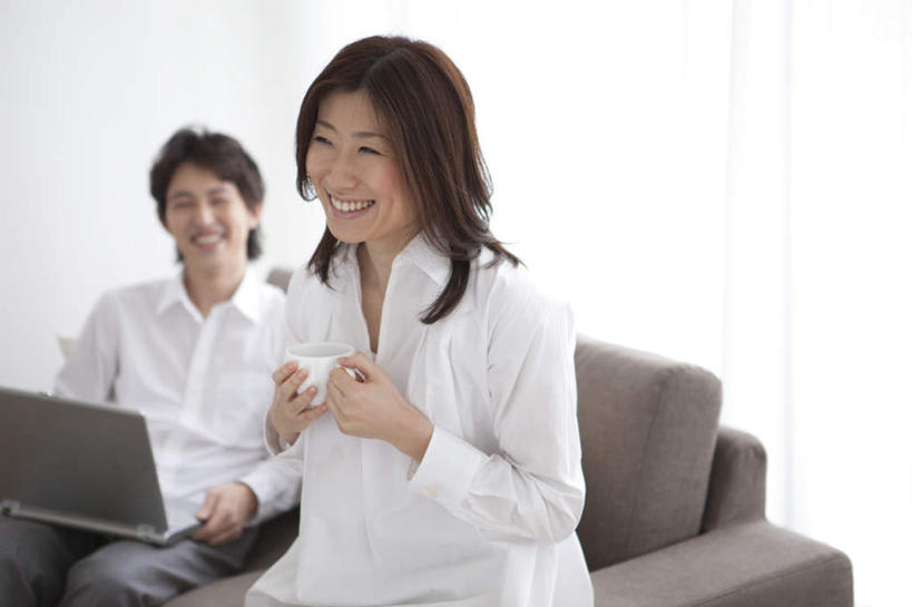 东方人,头发,两个人,家庭,夫妻,客厅,坐,捧,笑,摸,微笑,露齿笑,横图,俯视,室内,白天,衬衫,爱情,电脑,笔记本电脑,窗户,窗帘,靠垫,落地窗,沙发,杯子,亚洲,抚摸,敲打,握,阴影,光线,网络,瓷器,影子,墙,咖啡杯,靠枕,陶瓷制品,浪漫,拿,拿着,扭头,注视,黄种人,输入,通讯设备,玻璃窗,墙壁,墙面,一个,白色,黑色,阳光,垫子,枕头,打字,观察,看,转头,温暖,温馨,一家人,恩爱,握着,恋人,单个,观看,点击,敲击,和睦,察看,无线,起居室,关注,瓷杯,通信设备,无线网络,布艺沙发,无线上网,便携式电脑,按键,手提电脑,男人,男性,年轻男性,年轻女性,女人,女性,亚洲人,长发,夫妇,情侣,触摸,端,端着,接触,捧着,手捧,坐着,半身,彩图,高角度拍摄,衬衣,伴侣,融洽