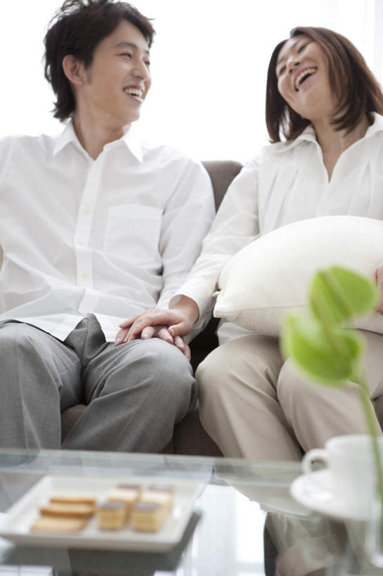 点心,东方人,头发,两个人,家庭,夫妻,客厅,坐,笑,微笑,露齿笑,竖图,室内,白天,正面,衬衫,爱情,植物,窗户,窗帘,靠垫,落地窗,沙发,亚洲,阴影,光线,盆栽,影子,墙,食品,甜点,甜品,靠枕,盆景,浪漫,扭头,依偎,注视,黄种人,玻璃窗,墙壁,墙面,食物,糕点,绿色,白色,黑色,阳光,自然,垫子,枕头,甜食,观察,看,靠,靠着,倚靠,转头,温暖,温馨,一家人,恩爱,恋人,生长,成长,观看,和睦,察看,起居室,倚着,关注,布艺沙发,依附,依赖,投靠,男人,男性,年轻男性,年轻女性,女人,女性,亚洲人,长发,夫妇,情侣,坐着,半身,彩图,衬衣,伴侣,融洽