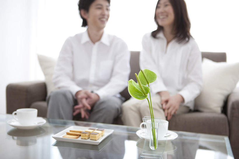 点心,东方人,头发,两个人,家庭,夫妻,客厅,坐,笑,微笑,露齿笑,横图,室内,白天,正面,衬衫,爱情,植物,窗户,窗帘,靠垫,落地窗,沙发,亚洲,阴影,朦胧,模糊,光线,盆栽,影子,墙,食品,甜点,甜品,靠枕,盆景,浪漫,扭头,依偎,注视,黄种人,玻璃窗,墙壁,墙面,食物,糕点,绿色,白色,黑色,阳光,自然,垫子,枕头,甜食,观察,看,靠,靠着,倚靠,转头,温暖,温馨,一家人,恩爱,恋人,生长,成长,观看,和睦,察看,起居室,倚着,关注,布艺沙发,依附,依赖,投靠,男人,男性,年轻男性,年轻女性,女人,女性,亚洲人,长发,夫妇,情侣,坐着,半身,彩图,衬衣,伴侣,融洽