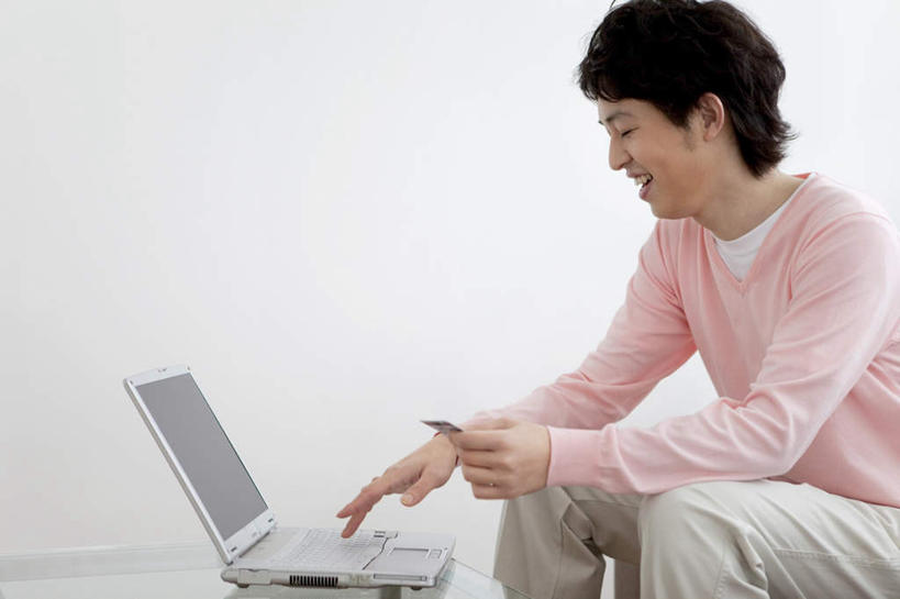 东方人,头发,一个人,坐,笑,摸,打电话,微笑,露齿笑,横图,室内,白天,侧面,电脑,笔记本电脑,桌面,电话,手机,亚洲,仅一个男性,仅一个人,抚摸,敲打,握,服装,网络,墙,拿,拿着,注视,休闲装,黄种人,输入,通讯设备,墙壁,墙面,仅一个年轻男性,衣服,粉色,黑色,打字,低头,观察,看,休闲,休闲服,握着,服饰,观看,点击,敲击,察看,无线,关注,通信设备,无线网络,无线上网,便携式电脑,交流,按键,手提电脑,男人,男性,年轻男性,亚洲人,触摸,沟通,接触,通话,坐着,半身,彩图