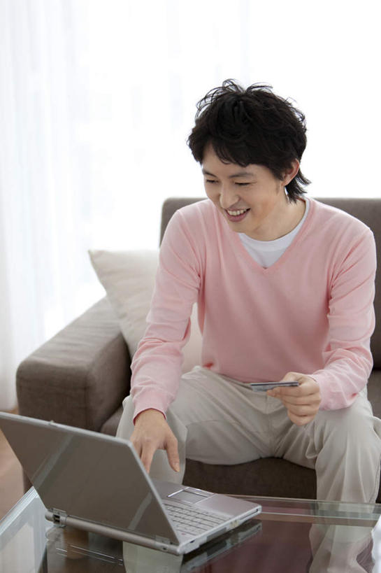 东方人,头发,一个人,客厅,坐,笑,摸,打电话,微笑,露齿笑,竖图,俯视,室内,白天,电脑,笔记本电脑,窗户,地板,落地窗,沙发,桌面,电话,手机,亚洲,仅一个男性,仅一个人,抚摸,敲打,握,服装,网络,地面,拿,拿着,注视,休闲装,黄种人,输入,通讯设备,木地板,玻璃窗,仅一个年轻男性,衣服,粉色,黑色,打字,观察,看,靠,靠着,倚靠,休闲,休闲服,握着,服饰,观看,点击,敲击,察看,无线,起居室,倚着,关注,通信设备,无线网络,布艺沙发,无线上网,便携式电脑,交流,按键,手提电脑,男人,男性,年轻男性,亚洲人,触摸,沟通,接触,通话,坐着,半身,彩图,高角度拍摄