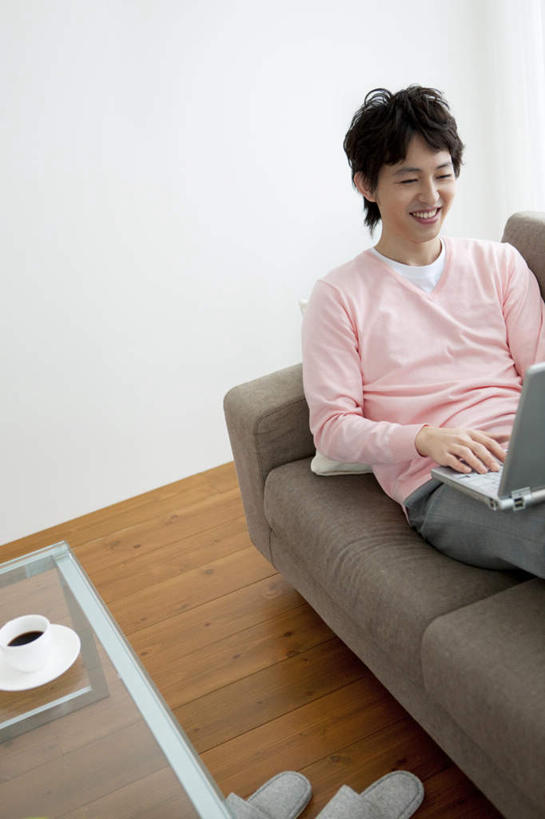 东方人,头发,一个人,客厅,躺,笑,摸,打电话,微笑,露齿笑,竖图,俯视,室内,白天,电脑,笔记本电脑,窗户,地板,落地窗,沙发,桌面,杯子,餐具,电话,手机,亚洲,仅一个男性,仅一个人,抚摸,敲打,握,服装,网络,瓷器,碟子,盘,咖啡杯,陶瓷制品,地面,拿,拿着,注视,休闲装,黄种人,输入,通讯设备,木地板,玻璃窗,仅一个年轻男性,衣服,粉色,黑色,盘子,碟,打字,观察,看,靠,靠着,倚靠,休闲,休闲服,握着,服饰,观看,点击,敲击,察看,无线,起居室,倚着,关注,瓷杯,通信设备,无线网络,布艺沙发,无线上网,便携式电脑,卧着,交流,按键,手提电脑,男人,男性,年轻男性,亚洲人,触摸,沟通,接触,躺着,通话,卧,半身,彩图,高角度拍摄