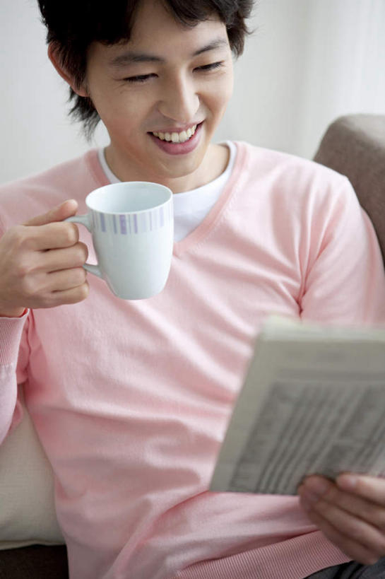 东方人,头发,一个人,客厅,坐,捧,笑,摸,微笑,露齿笑,竖图,室内,白天,正面,阅读,窗户,靠垫,落地窗,沙发,桌面,报纸,杯子,亚洲,仅一个男性,仅一个人,一张,抚摸,握,学习,阴影,服装,光线,瓷器,影子,墙,咖啡杯,靠枕,陶瓷制品,拿,拿着,注视,休闲装,黄种人,玻璃窗,墙壁,墙面,仅一个年轻男性,一个,衣服,粉色,黑色,阳光,垫子,枕头,观察,看,靠,靠着,倚靠,休闲,休闲服,浏览,握着,服饰,单个,观看,察看,起居室,倚着,关注,瓷杯,布艺沙发,男人,男性,年轻男性,亚洲人,触摸,端,端着,接触,捧着,手捧,坐着,半身,彩图