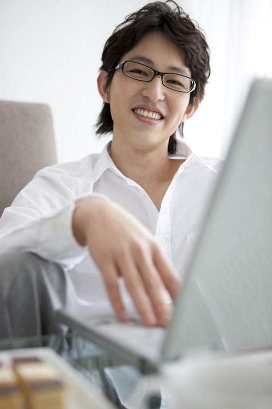 点心,东方人,头发,一个人,客厅,走,笑,摸,微笑,露齿笑,竖图,室内,白天,正面,衬衫,电脑,笔记本电脑,窗户,靠垫,落地窗,沙发,桌面,亚洲,仅一个男性,仅一个人,一副,抚摸,敲打,阴影,光线,网络,眼镜,影子,墙,食品,甜点,甜品,靠枕,注视,黄种人,输入,通讯设备,玻璃窗,墙壁,墙面,食物,糕点,仅一个年轻男性,白色,黑色,阳光,垫子,枕头,甜食,打字,观察,看,靠,靠着,倚靠,观看,点击,一台,敲击,察看,无线,起居室,倚着,关注,通信设备,无线网络,近视眼镜,布艺沙发,无线上网,便携式电脑,按键,手提电脑,男人,男性,年轻男性,亚洲人,步行,触摸,接触,散步,走路,半身,彩图,衬衣