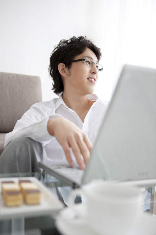 点心,东方人,头发,一个人,客厅,走,笑,摸,微笑,露齿笑,竖图,室内,白天,正面,衬衫,电脑,笔记本电脑,窗户,靠垫,落地窗,沙发,桌面,亚洲,仅一个男性,仅一个人,一副,抚摸,敲打,阴影,光线,网络,眼镜,影子,墙,食品,甜点,甜品,靠枕,注视,黄种人,输入,通讯设备,玻璃窗,墙壁,墙面,食物,糕点,仅一个年轻男性,白色,黑色,阳光,垫子,枕头,甜食,打字,观察,看,靠,靠着,倚靠,观看,点击,一台,敲击,察看,无线,起居室,倚着,关注,通信设备,无线网络,近视眼镜,布艺沙发,无线上网,便携式电脑,按键,手提电脑,男人,男性,年轻男性,亚洲人,步行,触摸,接触,散步,走路,半身,彩图,衬衣