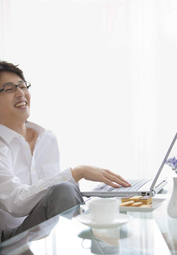 点心,东方人,头发,一个人,客厅,坐,笑,摸,微笑,露齿笑,竖图,室内,白天,正面,衬衫,电脑,笔记本电脑,窗户,落地窗,桌面,杯子,亚洲,仅一个男性,仅一个人,一副,抚摸,敲打,阴影,光线,网络,瓷器,眼镜,影子,食品,甜点,甜品,咖啡杯,陶瓷制品,扭头,注视,黄种人,输入,通讯设备,玻璃窗,食物,糕点,仅一个年轻男性,白色,黑色,阳光,甜食,打字,观察,看,转头,观看,点击,敲击,察看,无线,起居室,关注,瓷杯,通信设备,无线网络,近视眼镜,无线上网,便携式电脑,按键,手提电脑,男人,男性,年轻男性,亚洲人,触摸,接触,坐着,半身,彩图,衬衣