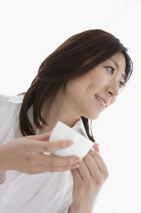 东方人,脸,头,脸颊,头发,一个人,客厅,坐,捧,笑,摸,微笑,露齿笑,竖图,室内,白天,仰视,衬衫,窗户,落地窗,杯子,亚洲,仅一个年轻女性,仅一个女性,仅一个人,抚摸,握,阴影,光线,瓷器,影子,墙,咖啡杯,陶瓷制品,拿,拿着,注视,黄种人,玻璃窗,墙壁,墙面,一个,白色,黑色,阳光,观察,看,靠,靠着,倚靠,握着,单个,观看,察看,起居室,倚着,关注,瓷杯,年轻女性,女人,女性,亚洲人,头部,长发,脸部,脸蛋,面部,触摸,端,端着,接触,捧着,手捧,坐着,半身,彩图,低角度拍摄,衬衣