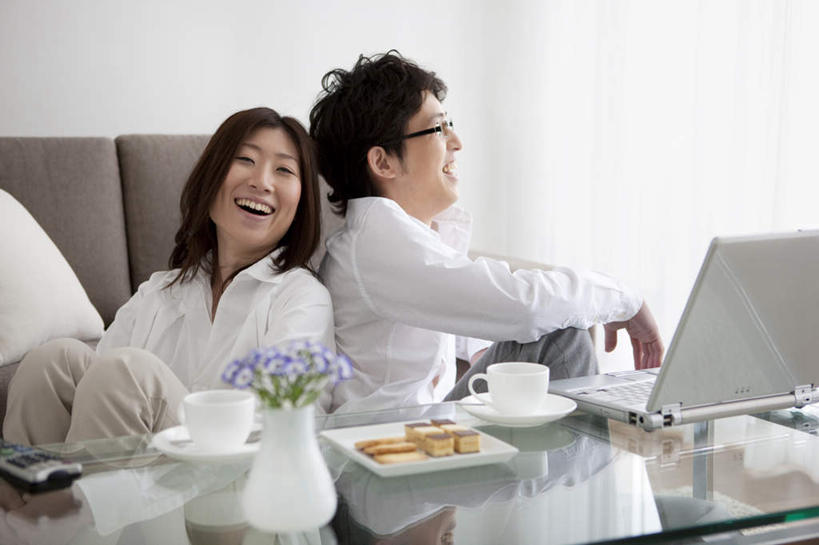 点心,东方人,头发,两个人,家庭,夫妻,客厅,坐,笑,打电话,微笑,露齿笑,横图,室内,白天,正面,衬衫,爱情,安全,电脑,笔记本电脑,窗户,靠垫,落地窗,沙发,桌面,杯子,餐具,电话,手机,亚洲,阴影,光线,网络,瓷器,碟子,盘,影子,墙,食品,甜点,甜品,咖啡杯,靠枕,陶瓷制品,浪漫,扭头,依靠,依偎,注视,黄种人,通讯设备,玻璃窗,墙壁,墙面,食物,糕点,白色,黑色,阳光,盘子,垫子,碟,枕头,甜食,观察,看,靠,靠着,倚靠,张嘴,转头,背靠背,温暖,温馨,一家人,恩爱,背对背,恋人,观看,和睦,察看,无线,起居室,倚着,关注,瓷杯,通信设备,无线网络,张大嘴巴,布艺沙发,无线上网,便携式电脑,依附,依赖,投靠,交流,信任,手提电脑,男人,男性,年轻男性,年轻女性,女人,女性,亚洲人,长发,夫妇,情侣,张开嘴,沟通,通话,坐着,半身,彩图,衬衣,伴侣,融洽