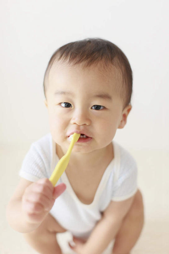 东方人,儿童,头发,一个人,坐,举,笑,摸,微笑,露齿笑,竖图,俯视,室内,白天,纯洁,亚洲,仅一个男性,仅一个人,抚摸,握,服装,牙刷,拿,拿着,注视,休闲装,黄种人,干净,刷牙,小孩,衣服,黄色,黑色,灰色,观察,看,清洁,托,仅一个小孩,享受,休闲,健康,休闲服,放松,可爱,童年,童趣,握着,保健,服饰,观看,一支,察看,卫生,关注,宝宝,童真,烂漫,无邪,天真,男孩,男人,男性,亚洲人,孩子,触摸,接触,举起,举手,举着,向上举,向上伸,向上托,坐着,半身,彩图,高角度拍摄,男生