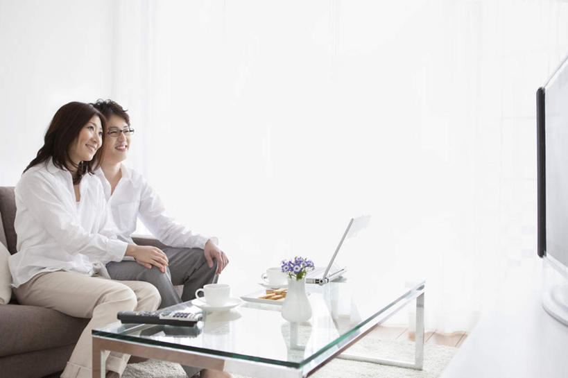 点心,东方人,头发,两个人,家庭,夫妻,客厅,坐,笑,微笑,露齿笑,横图,室内,白天,正面,衬衫,爱情,电脑,笔记本电脑,窗户,靠垫,落地窗,沙发,杯子,餐具,电视,亚洲,敲打,阴影,光线,网络,瓷器,碟子,盘,影子,食品,甜点,甜品,咖啡杯,靠枕,陶瓷制品,浪漫,注视,黄种人,输入,通讯设备,玻璃窗,食物,糕点,白色,黑色,阳光,盘子,垫子,碟,枕头,甜食,打字,观察,看,靠,靠着,倚靠,温暖,温馨,一家人,恩爱,恋人,观看,点击,敲击,和睦,察看,无线,起居室,倚着,关注,彩电,瓷杯,通信设备,无线网络,布艺沙发,无线上网,便携式电脑,彩色电视机,显像管屏,显像管屏幕,按键,手提电脑,男人,男性,年轻男性,年轻女性,女人,女性,亚洲人,夫妇,情侣,电视机,坐着,半身,彩图,衬衣,伴侣,融洽