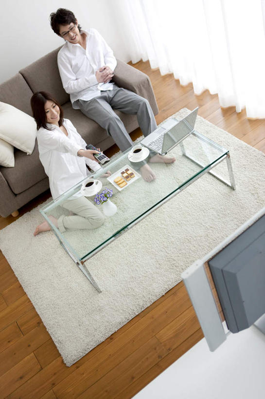 东方人,两个人,家庭,夫妻,客厅,坐,笑,摸,微笑,露齿笑,竖图,俯视,室内,白天,衬衫,爱情,电脑,笔记本电脑,窗户,地板,靠垫,落地窗,沙发,杯子,餐具,电视,亚洲,撑,抚摸,阴影,光线,网络,瓷器,碟子,盘,影子,咖啡杯,靠枕,陶瓷制品,地面,浪漫,注视,黄种人,通讯设备,木地板,玻璃窗,一个,白色,黑色,阳光,盘子,垫子,碟,遥控器,枕头,观察,看,靠,靠着,倚靠,温暖,温馨,一家人,恩爱,恋人,单个,观看,和睦,察看,无线,起居室,撑着,倚着,关注,彩电,瓷杯,通信设备,无线网络,布艺沙发,无线上网,便携式电脑,彩色电视机,显像管屏,显像管屏幕,手提电脑,男人,男性,年轻男性,年轻女性,女人,女性,亚洲人,夫妇,情侣,电视机,触摸,接触,坐着,彩图,高角度拍摄,全身,衬衣,伴侣,融洽