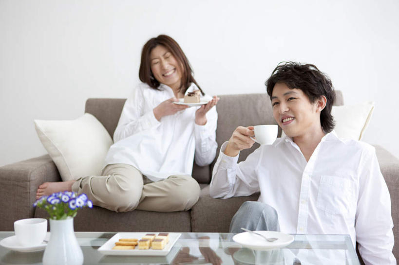 点心,东方人,头发,两个人,家庭,夫妻,客厅,坐,闭眼,捧,笑,摸,微笑,露齿笑,横图,室内,白天,正面,衬衫,爱情,窗户,靠垫,落地窗,沙发,杯子,餐具,亚洲,抚摸,握,阴影,盛开,光线,瓷器,碟子,盘,影子,食品,甜点,甜品,咖啡杯,靠枕,陶瓷制品,浪漫,拿,花蕾,拿着,注视,黄种人,玻璃窗,花,花瓣,花朵,鲜花,食物,糕点,紫色,白色,黑色,阳光,盘子,垫子,碟,枕头,甜食,花苞,花蕊,观察,看,靠,靠着,倚靠,温暖,温馨,一家人,恩爱,握着,恋人,观看,和睦,察看,起居室,倚着,关注,瓷杯,布艺沙发,男人,男性,年轻男性,年轻女性,女人,女性,亚洲人,夫妇,情侣,闭眼睛,闭着眼,闭着眼睛,触摸,端,端着,接触,捧着,手捧,坐着,半身,彩图,衬衣,伴侣,融洽