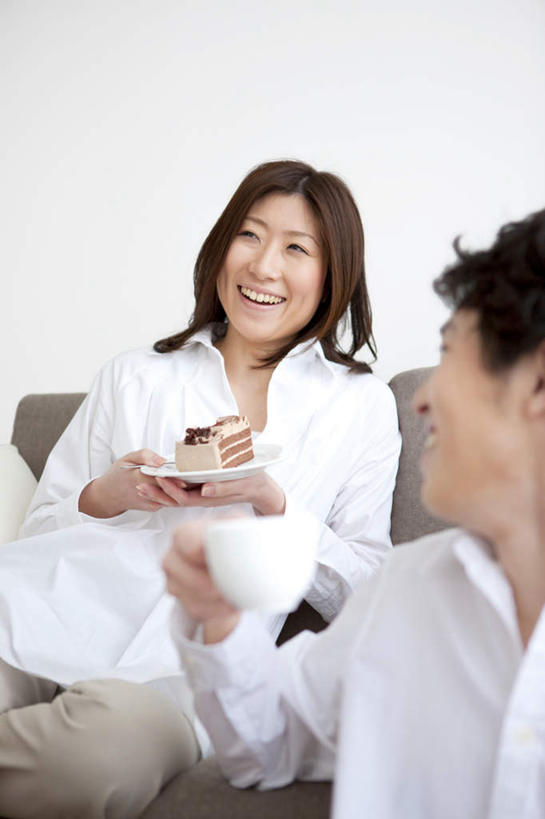 点心,东方人,头发,两个人,家庭,夫妻,客厅,坐,捧,笑,摸,微笑,露齿笑,竖图,室内,白天,正面,衬衫,爱情,窗户,靠垫,落地窗,沙发,杯子,亚洲,抚摸,握,阴影,光线,瓷器,影子,食品,甜点,甜品,咖啡杯,靠枕,陶瓷制品,浪漫,拿,拿着,扭头,注视,黄种人,玻璃窗,食物,糕点,白色,黑色,阳光,垫子,枕头,甜食,观察,看,靠,靠着,倚靠,转头,温暖,温馨,一家人,恩爱,握着,恋人,观看,和睦,察看,起居室,倚着,关注,瓷杯,布艺沙发,男人,男性,年轻男性,年轻女性,女人,女性,亚洲人,夫妇,情侣,触摸,端,端着,接触,捧着,手捧,坐着,半身,彩图,衬衣,伴侣,融洽