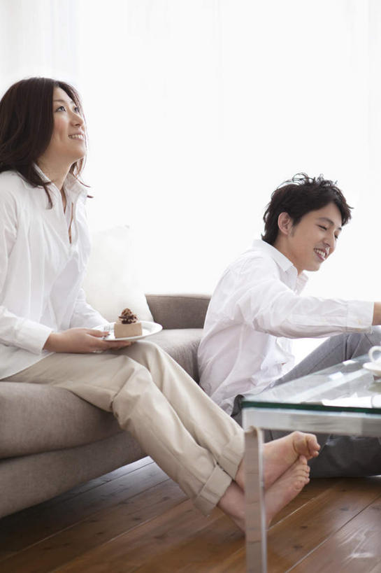 东方人,头发,两个人,家庭,夫妻,客厅,坐,笑,摸,微笑,露齿笑,竖图,室内,白天,侧面,衬衫,爱情,窗户,地板,靠垫,落地窗,沙发,杯子,亚洲,抚摸,阴影,光线,瓷器,影子,咖啡杯,靠枕,陶瓷制品,地面,浪漫,注视,黄种人,木地板,玻璃窗,白色,黑色,阳光,垫子,枕头,观察,看,靠,靠着,倚靠,温暖,温馨,一家人,赤脚,恩爱,恋人,观看,和睦,察看,起居室,倚着,关注,瓷杯,布艺沙发,男人,男性,年轻男性,年轻女性,女人,女性,亚洲人,长发,夫妇,情侣,触摸,接触,坐着,半身,彩图,衬衣,伴侣,融洽