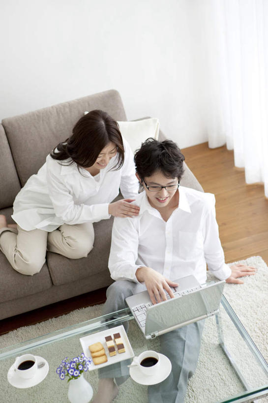 点心,东方人,头发,两个人,家庭,夫妻,客厅,坐,笑,摸,微笑,露齿笑,竖图,俯视,室内,白天,衬衫,爱情,电脑,笔记本电脑,地板,靠垫,沙发,杯子,亚洲,撑,抚摸,敲打,阴影,光线,网络,瓷器,影子,墙,食品,甜点,甜品,咖啡杯,靠枕,陶瓷制品,地面,浪漫,依偎,注视,黄种人,输入,通讯设备,木地板,墙壁,墙面,食物,糕点,白色,黑色,阳光,垫子,枕头,甜食,打字,观察,看,靠,靠着,倚靠,温暖,温馨,一家人,恩爱,恋人,观看,点击,一台,敲击,和睦,察看,无线,起居室,撑着,倚着,关注,瓷杯,通信设备,无线网络,布艺沙发,无线上网,便携式电脑,依附,依赖,投靠,按键,手提电脑,男人,男性,年轻男性,年轻女性,女人,女性,亚洲人,长发,夫妇,情侣,触摸,接触,坐着,半身,彩图,高角度拍摄,衬衣,伴侣,融洽