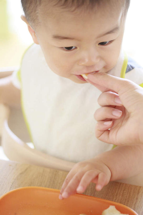 点心,面包,东方人,儿童,头发,家庭,母亲,儿子,坐,笑,摸,吃,微笑,露齿笑,竖图,俯视,室内,白天,纯洁,餐桌,桌子,杯子,亚洲,许多,撑,抚摸,握,阴影,服装,朦胧,模糊,光线,高脚杯,影子,墙,食品,面点,拿,拿着,注视,休闲装,黄种人,墙壁,墙面,玻璃制品,食物,糕点,一个,小孩,衣服,黄色,白色,黑色,阳光,酒杯,观察,看,休闲,温暖,温馨,母子,一家人,休闲服,可爱,母爱,童年,童趣,握着,服饰,单个,餐台,观看,和睦,察看,撑着,关注,宝宝,童真,香槟杯,烂漫,无邪,天真,男孩,年轻女性,女人,女性,亚洲人,孩子,年轻人,长发,玻璃杯,触摸,接触,嚼,食,坐着,半身,彩图,高角度拍摄,融洽,男生