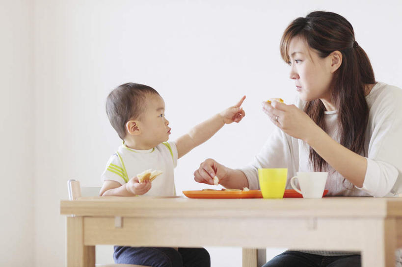 点心,面包,牛奶,东方人,婴儿,儿童,头发,两个人,家庭,母亲,儿子,坐,捧,笑,微笑,露齿笑,横图,室内,白天,正面,纯洁,餐桌,桌子,杯子,亚洲,握,指,阴影,服装,光线,影子,墙,食品,面点,饮品,营养,拿,拿着,注视,休闲装,黄种人,方向,相视,墙壁,墙面,食物,糕点,饮料,小孩,衣服,黄色,白色,黑色,阳光,水杯,观察,看,手势,休闲,温暖,温馨,母子,一家人,面对面,休闲服,可爱,母爱,童年,童趣,握着,服饰,餐台,观看,对视,和睦,察看,乳制品,指向,食指,奶,关注,宝宝,相对,童真,烂漫,无邪,相看,安神,天真,男孩,年轻女性,女人,女性,亚洲人,孩子,年轻人,长发,茶杯,端,端着,捧着,手捧,坐着,半身,彩图,融洽,男生