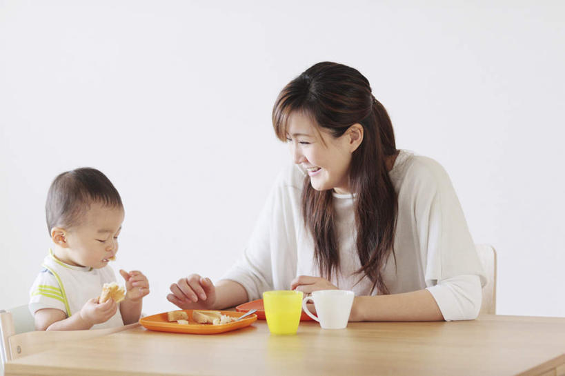 点心,面包,牛奶,东方人,婴儿,儿童,头发,两个人,家庭,母亲,儿子,坐,捧,笑,吃,微笑,露齿笑,横图,室内,白天,正面,纯洁,餐桌,桌子,杯子,亚洲,握,阴影,服装,光线,影子,墙,食品,面点,饮品,营养,拿,拿着,注视,休闲装,黄种人,相视,墙壁,墙面,食物,糕点,饮料,小孩,衣服,黄色,白色,黑色,阳光,水杯,观察,看,休闲,温暖,温馨,母子,一家人,面对面,休闲服,可爱,母爱,童年,童趣,握着,服饰,餐台,观看,对视,和睦,察看,乳制品,奶,关注,宝宝,相对,童真,烂漫,无邪,相看,安神,天真,男孩,年轻女性,女人,女性,亚洲人,孩子,年轻人,长发,茶杯,端,端着,嚼,捧着,食,手捧,坐着,半身,彩图,融洽,男生