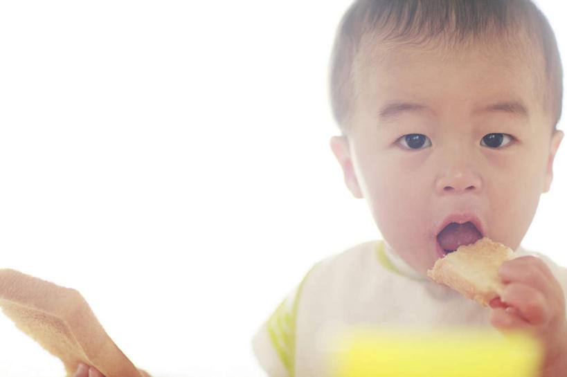 点心,面包,东方人,儿童,脸,头,脸颊,头发,一个人,站,笑,摸,吃,微笑,露齿笑,横图,室内,特写,白天,白色背景,正面,纯洁,亚洲,仅一个男性,仅一个人,抚摸,握,阴影,服装,朦胧,模糊,光线,影子,食品,面点,拿,拿着,注视,休闲装,黄种人,食物,糕点,小孩,衣服,白色,黑色,阳光,观察,看,站着,张嘴,仅一个小孩,休闲,休闲服,可爱,童年,童趣,握着,摄影,服饰,影棚,观看,察看,关注,宝宝,张大嘴巴,童真,烂漫,无邪,天真,男孩,男人,男性,亚洲人,孩子,头部,脸部,脸蛋,面部,张开嘴,触摸,接触,嚼,食,站立,半身,彩图,影棚拍摄,拍摄,男生