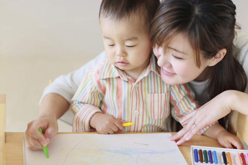 东方人,婴儿,儿童,头发,两个人,家庭,母亲,儿子,坐,抱,笑,摸,微笑,露齿笑,横图,室内,白天,正面,绘画,纯洁,桌子,亚洲,一张,抚摸,握,阴影,服装,光线,笔,影子,纸,办公用品,记事本,拿,拿着,注视,休闲装,黄种人,书桌,文具,小孩,衣服,白色,黑色,阳光,本子,笔记本,课桌,学习用品,观察,看,休闲,温暖,温馨,母子,一家人,休闲服,可爱,母爱,童年,童趣,握着,服饰,抱着,观看,文具用品,和睦,察看,搂着,关注,宝宝,水彩笔,童真,烂漫,无邪,天真,男孩,年轻女性,女人,女性,亚洲人,孩子,年轻人,长发,触摸,画画,怀抱,接触,搂,搂抱,相抱,拥抱,坐着,半身,彩图,融洽,男生