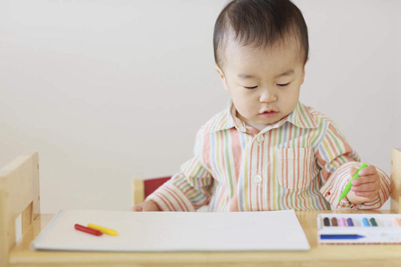 东方人,儿童,头发,一个人,坐,笑,摸,微笑,露齿笑,横图,俯视,室内,白天,绘画,纯洁,桌子,亚洲,仅一个男性,仅一个人,一排,许多,抚摸,握,条纹,服装,整齐,笔,纸,墙,办公用品,拿,拿着,注视,休闲装,黄种人,书桌,墙壁,墙面,文具,排列,小孩,衣服,白色,黑色,灰色,课桌,学习用品,低头,观察,看,靠,靠着,倚靠,仅一个小孩,休闲,休闲服,可爱,童年,童趣,握着,服饰,观看,文具用品,察看,倚着,队列,关注,宝宝,水彩笔,童真,烂漫,无邪,天真,男孩,男人,男性,亚洲人,孩子,触摸,画画,接触,坐着,半身,彩图,高角度拍摄,男生