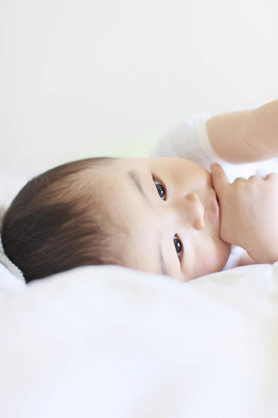 东方人,儿童,脸,头,脸颊,头发,一个人,躺,笑,摸,微笑,露齿笑,竖图,室内,白天,正面,纯洁,床,卧室,亚洲,仅一个男性,仅一个人,抚摸,阴影,服装,光线,影子,床单,扭头,注视,休闲装,黄种人,被子,小孩,衣服,白色,黑色,阳光,观察,看,转头,仅一个小孩,休闲,休闲服,可爱,童年,童趣,服饰,单人床,观看,察看,被单,关注,宝宝,童真,烂漫,无邪,卧着,天真,男孩,男人,男性,亚洲人,孩子,头部,脸部,脸蛋,面部,触摸,接触,躺着,卧,半身,彩图,睡房,卧房,男生