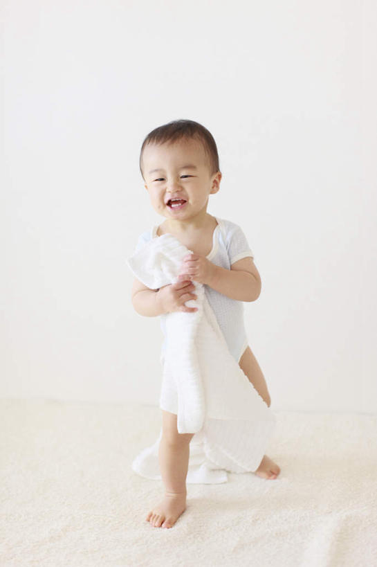 东方人,儿童,头发,一个人,站,走,笑,摸,微笑,露齿笑,竖图,室内,白天,正面,纯洁,亚洲,仅一个男性,仅一个人,抚摸,阴影,服装,光线,瓷砖,地砖,影子,墙,地面,注视,休闲装,黄种人,墙壁,墙面,小孩,衣服,白色,黑色,阳光,观察,看,站着,张嘴,仅一个小孩,休闲,赤脚,休闲服,可爱,童年,童趣,服饰,观看,察看,关注,宝宝,张大嘴巴,童真,烂漫,无邪,天真,男孩,男人,男性,亚洲人,孩子,张开嘴,步行,触摸,接触,站立,走路,彩图,全身,男生