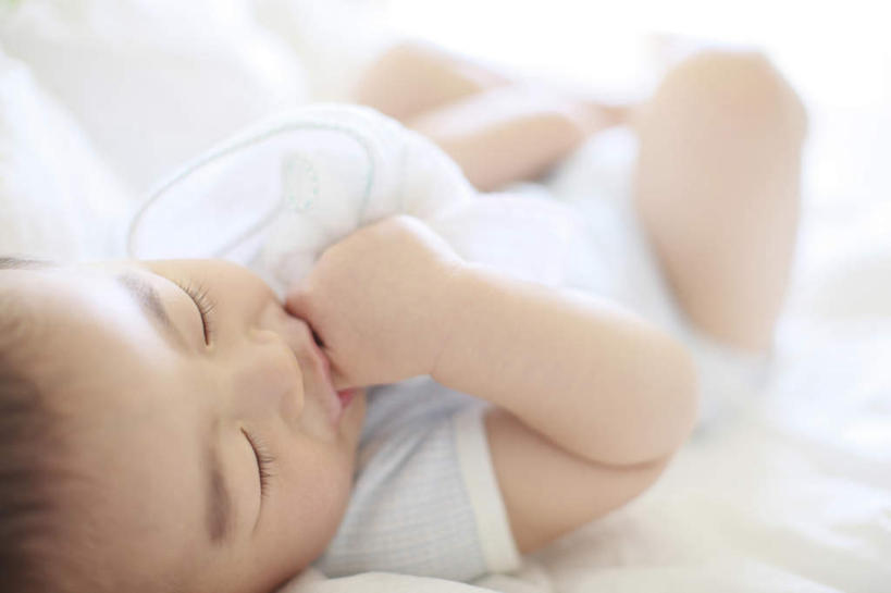 东方人,儿童,脸,头,脸颊,头发,一个人,躺,笑,摸,微笑,露齿笑,横图,俯视,室内,白天,纯洁,床,卧室,亚洲,仅一个男性,仅一个人,抚摸,阴影,服装,光线,影子,床单,扭头,注视,休闲装,黄种人,被子,小孩,衣服,白色,黑色,阳光,观察,看,转头,仅一个小孩,休闲,休闲服,可爱,童年,童趣,服饰,单人床,观看,察看,被单,关注,宝宝,童真,烂漫,无邪,卧着,天真,男孩,男人,男性,亚洲人,孩子,头部,脸部,脸蛋,面部,触摸,接触,躺着,卧,半身,彩图,高角度拍摄,睡房,卧房,男生